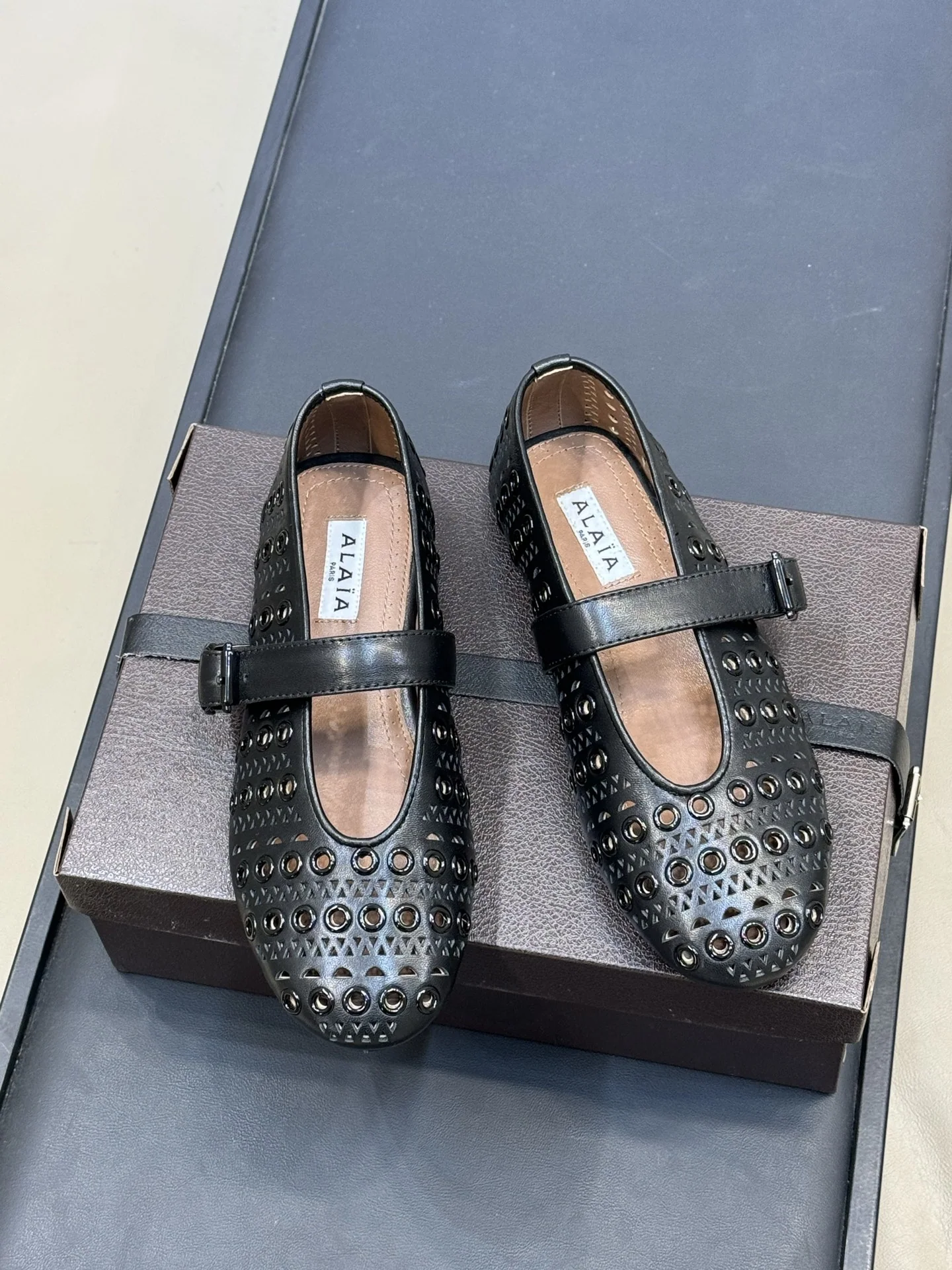 알라이아 메탈릭 아이렛 발레슈즈 신발 상세 이미지 2