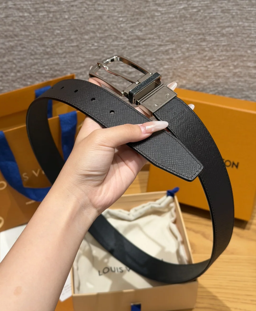 루이비통 폰누프 리버시블 가죽 벨트 상세 이미지 5