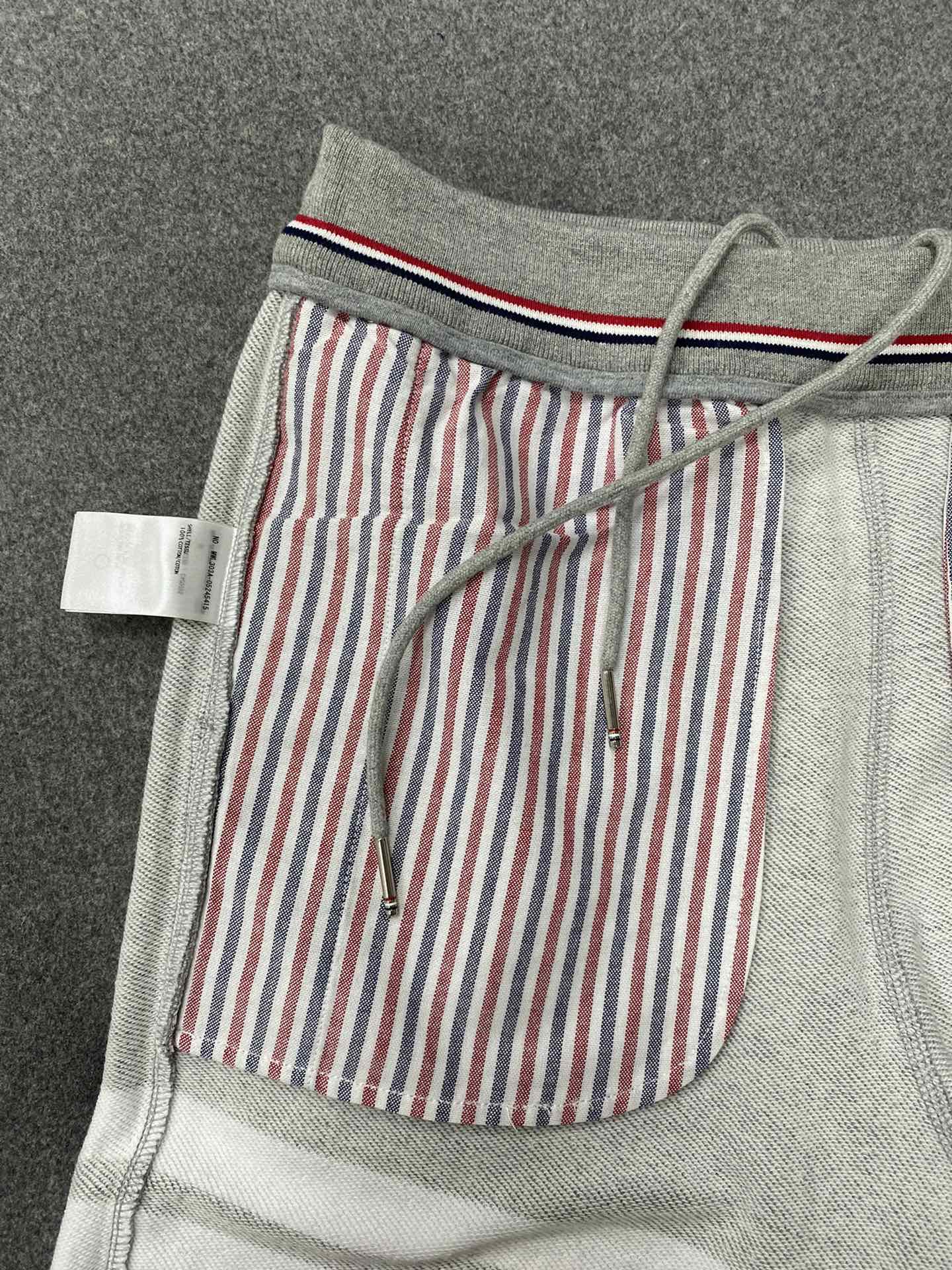 톰브라운 그레이 남성 4 바 스트라이프 코튼 반바지 상세 이미지 8
