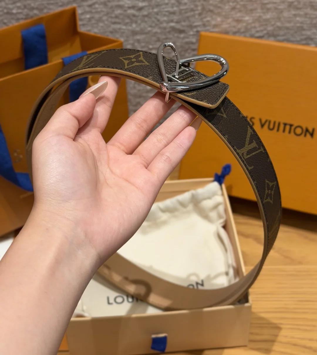 루이비통 이니셜 30mm 리버서블 벨트 상세 이미지 4