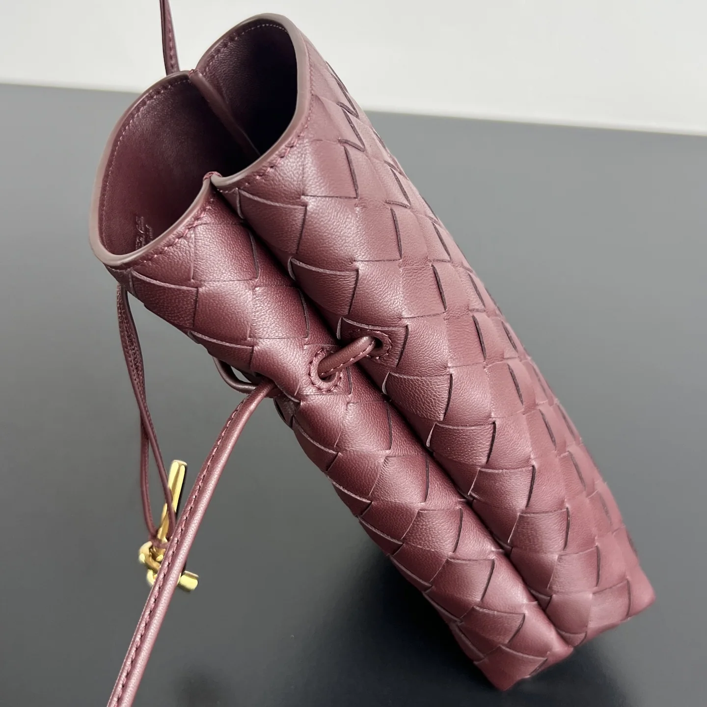 보테가베네타 안디아모 스마트폰 클러치 가방 상세 이미지 8