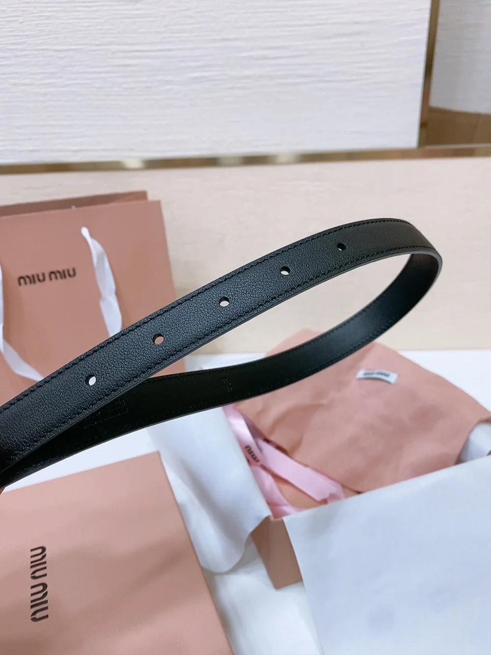 미우미우 각인 로고 가죽 벨트 상세 이미지 8