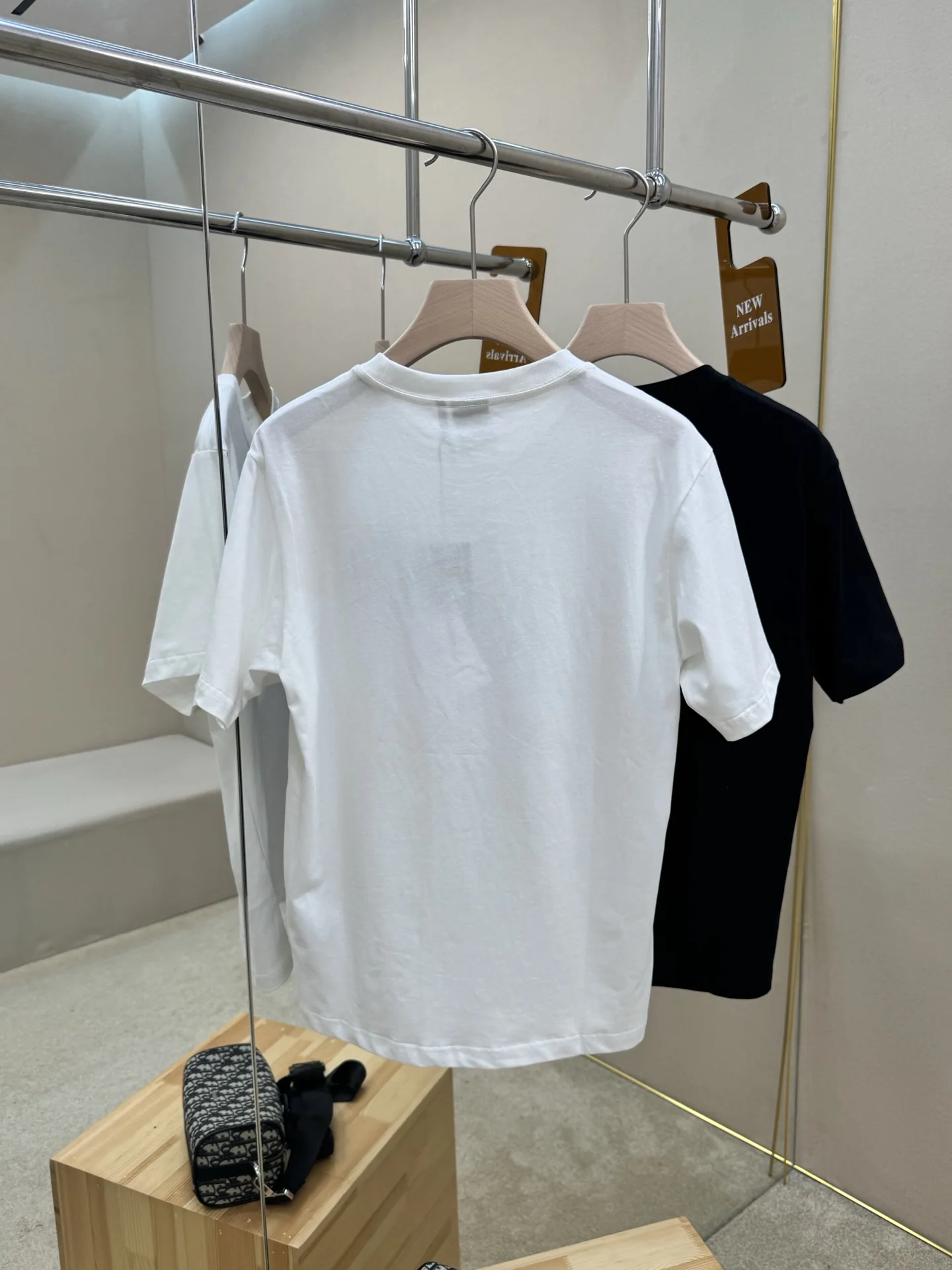 디올 자수 장식 남성 반팔 티셔츠 상세 이미지 5