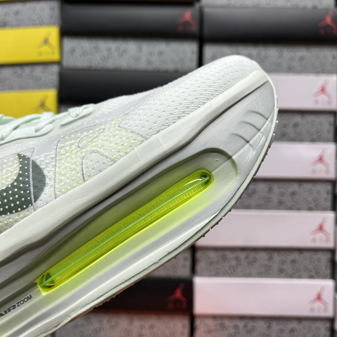 나이키 [CG] 보메로 프리미엄 HQ2050-300 201978 Nike Vomero Premium Barely Volt 상세 이미지 4