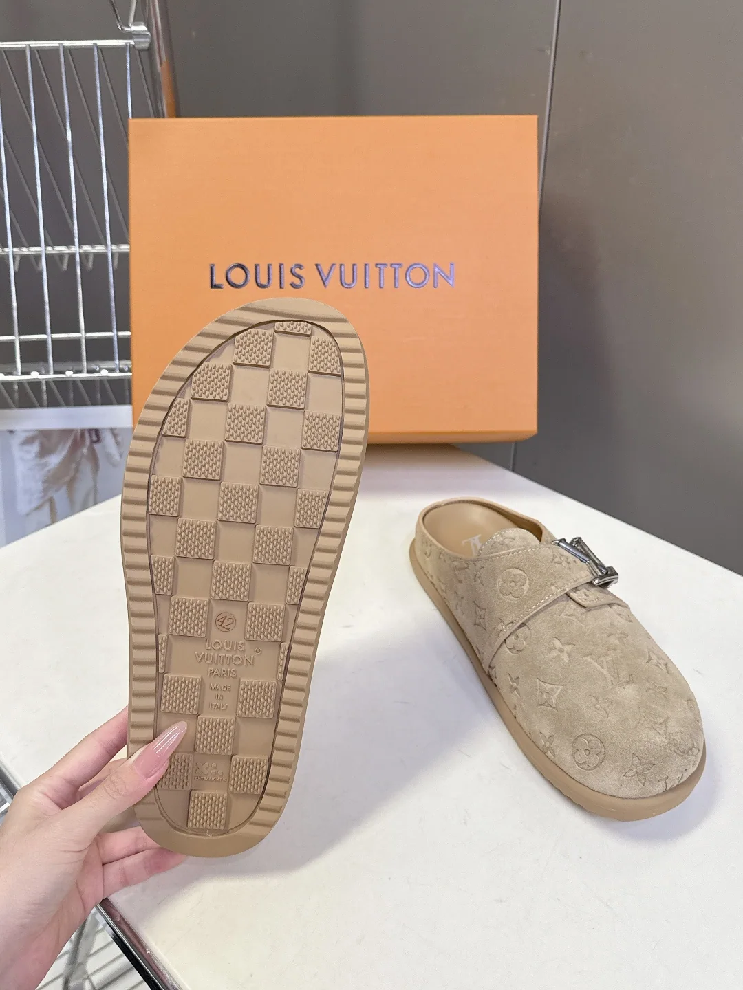 루이비통 스웨이드 LV 로고 버클 백리스 뮬 상세 이미지 9
