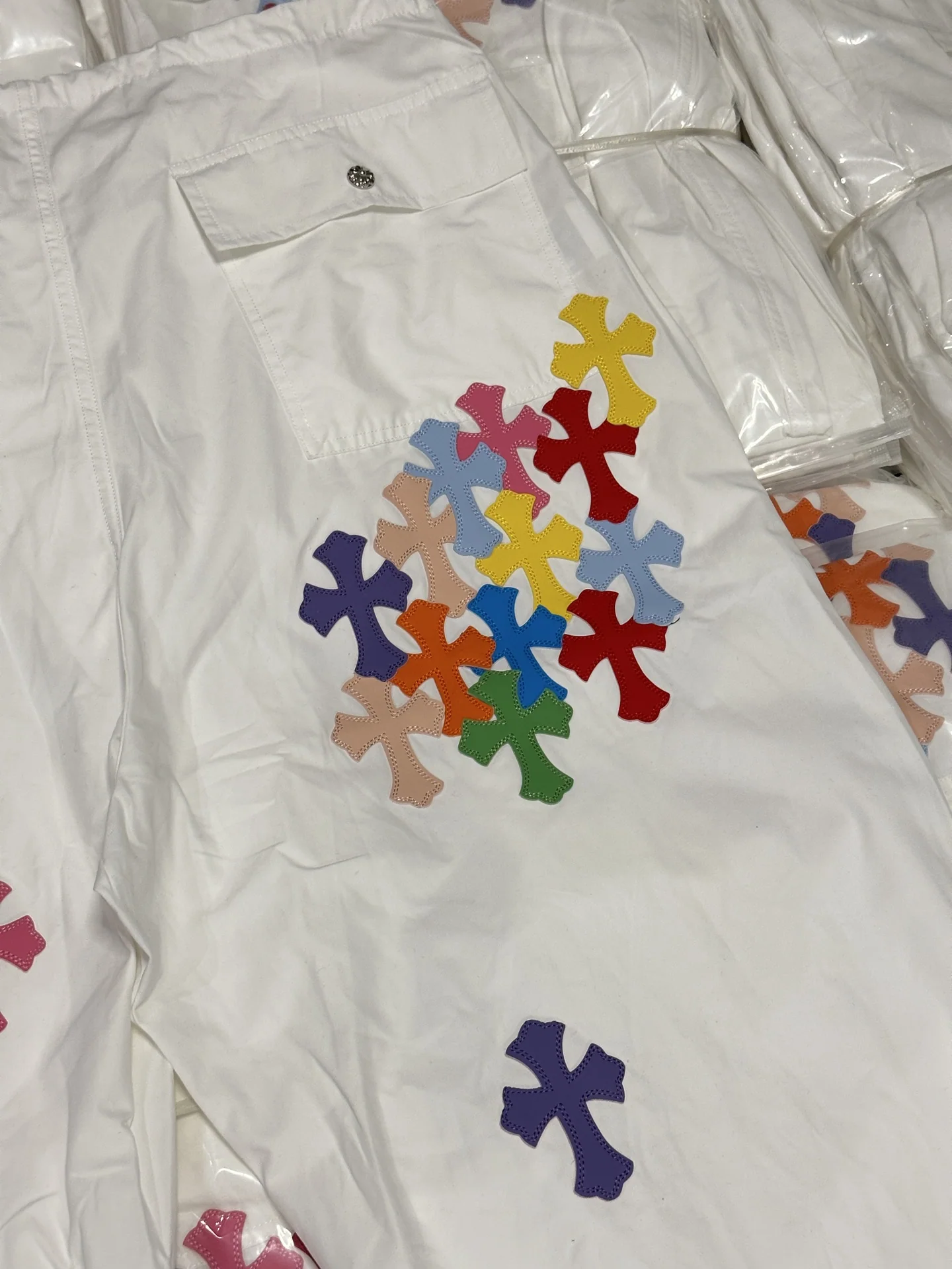 크롬하츠 다채로운 십자가 디자인 릴렉스핏 남성 바지 상세 이미지 5