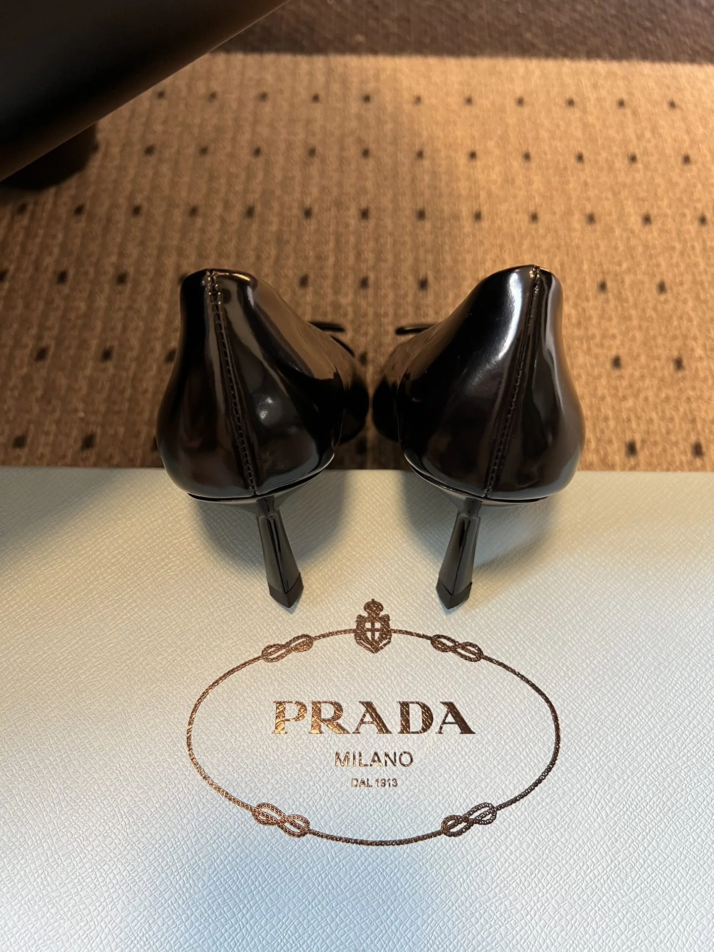 프라다 트라이앵글 로고 포인티드 토 슬림 힐 8136 상세 이미지 6