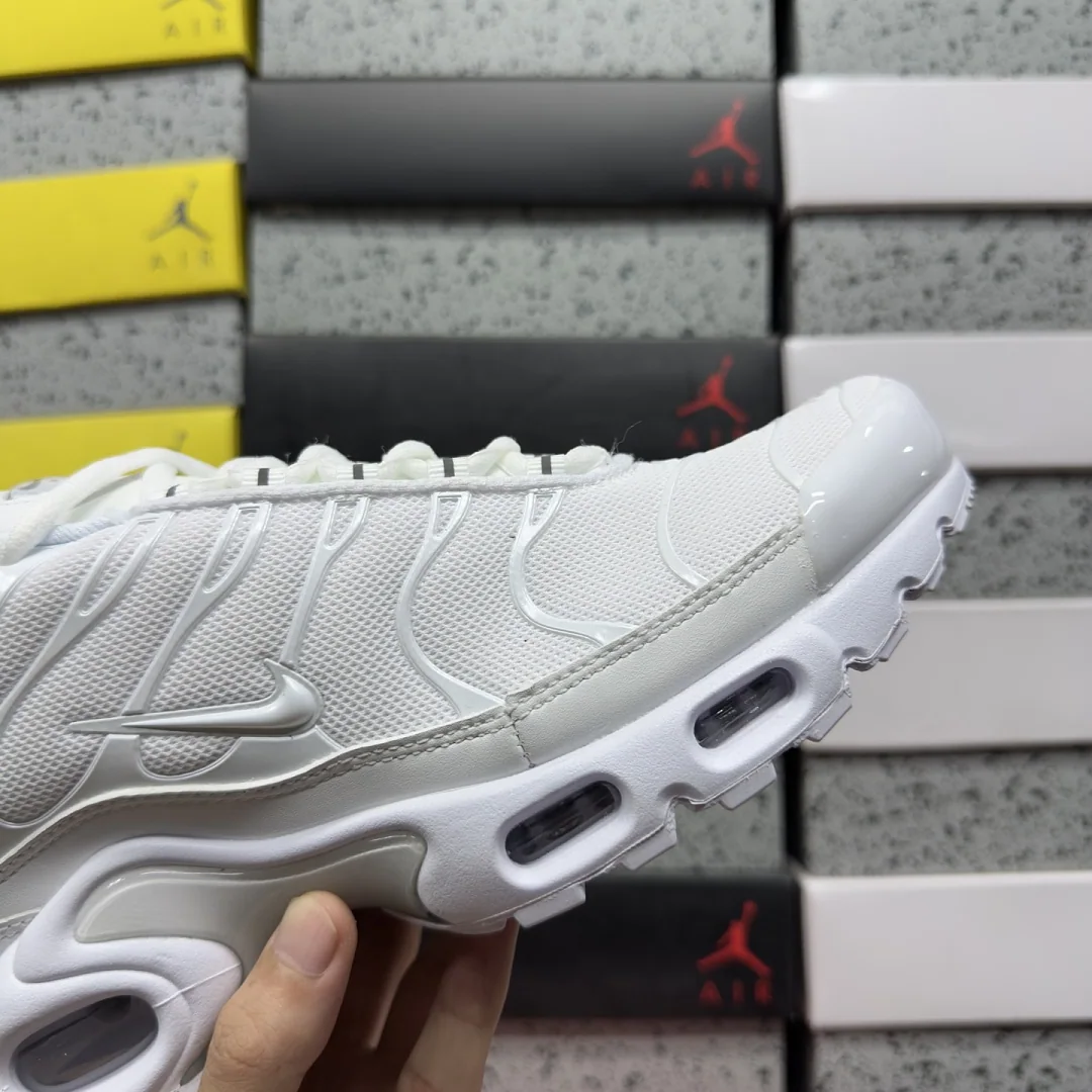 나이키 [TK] 에어 맥스 플러스 DM2362-100 201969 Nike Air Max Plus White Pure Platinum 상세 이미지 4