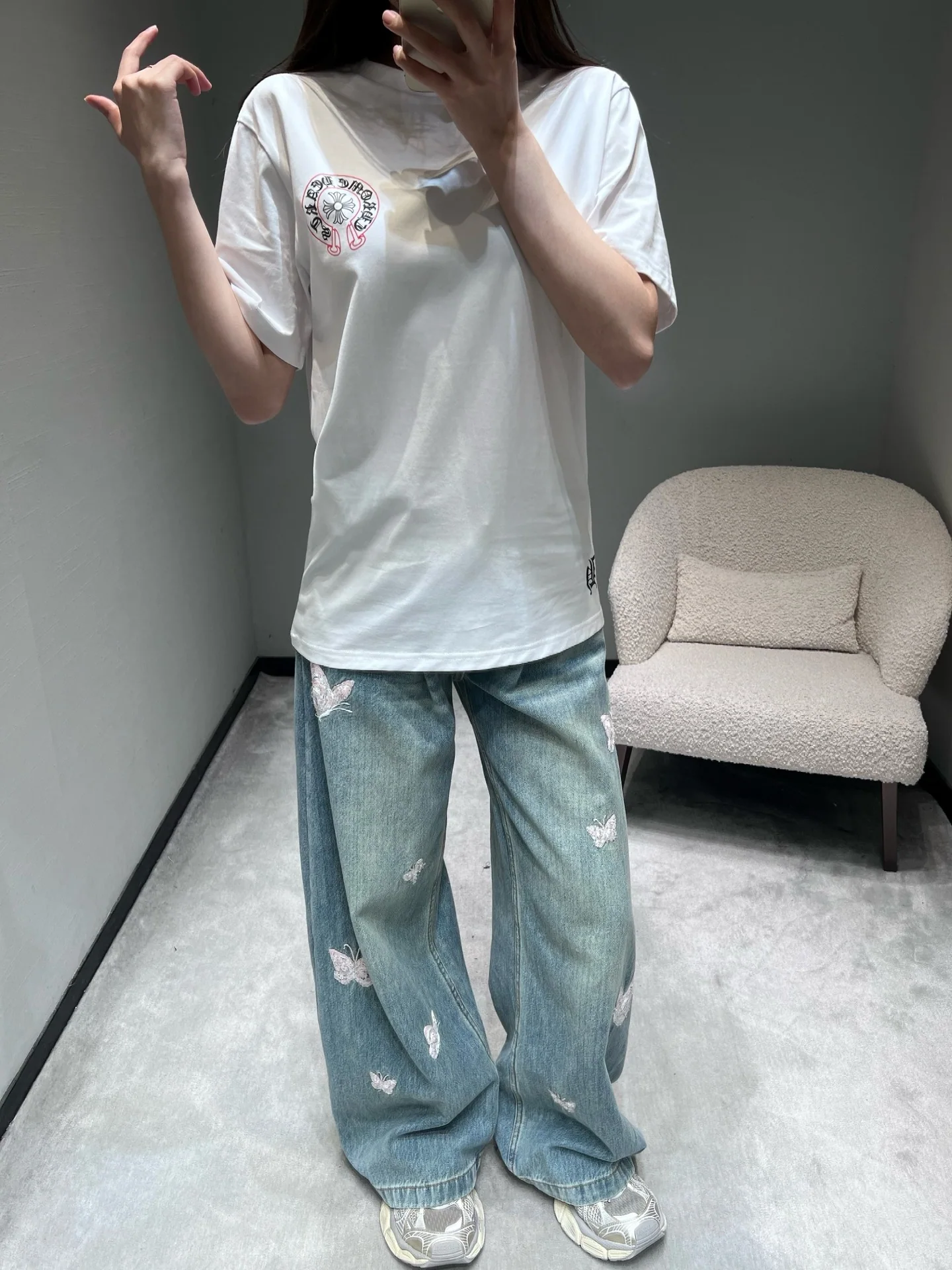 크롬하츠 여성 배지 프린트 반팔 티셔츠 상세 이미지 2