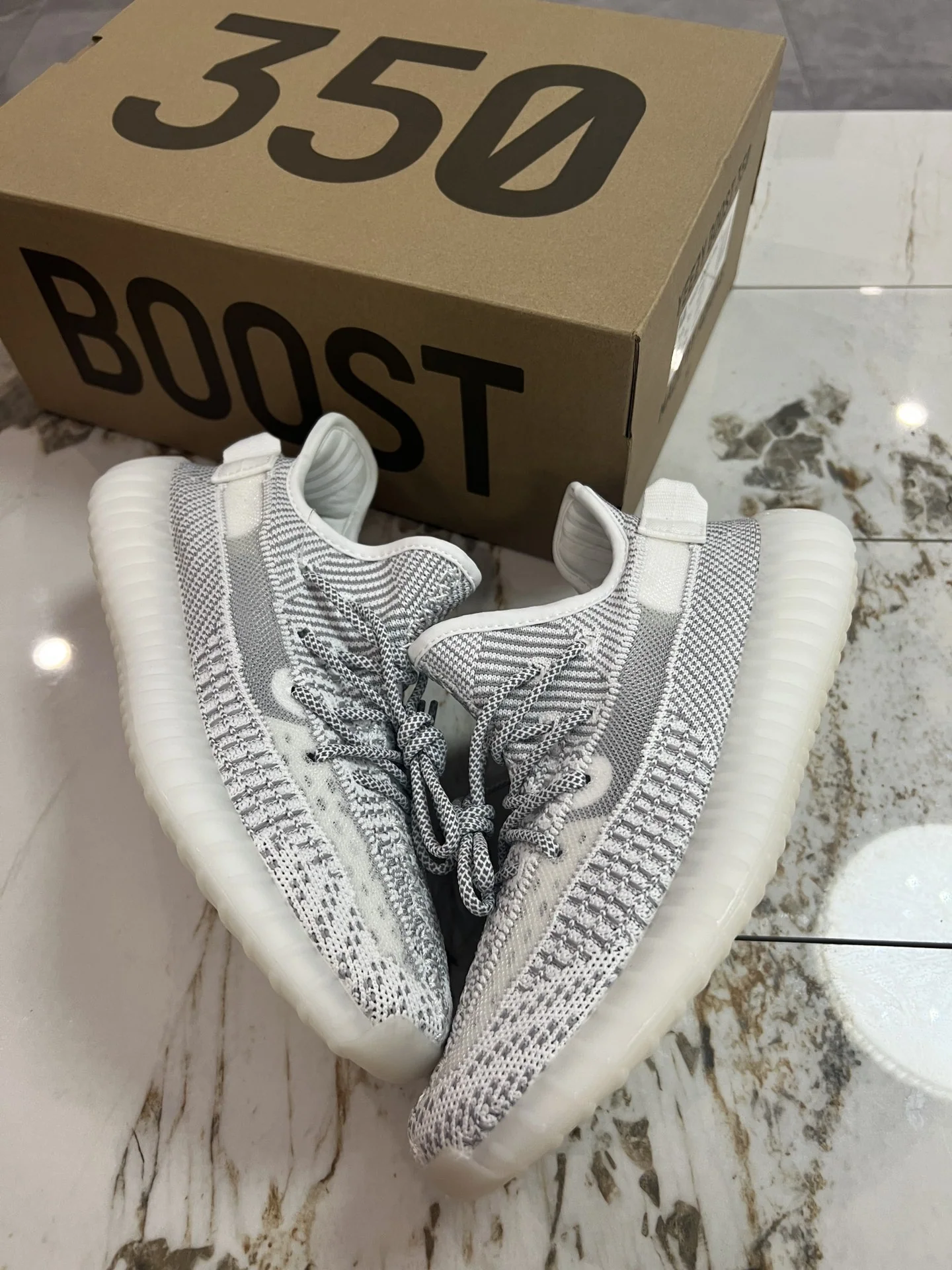 아디다스 YEEZY350 스니커즈 상세 이미지 2