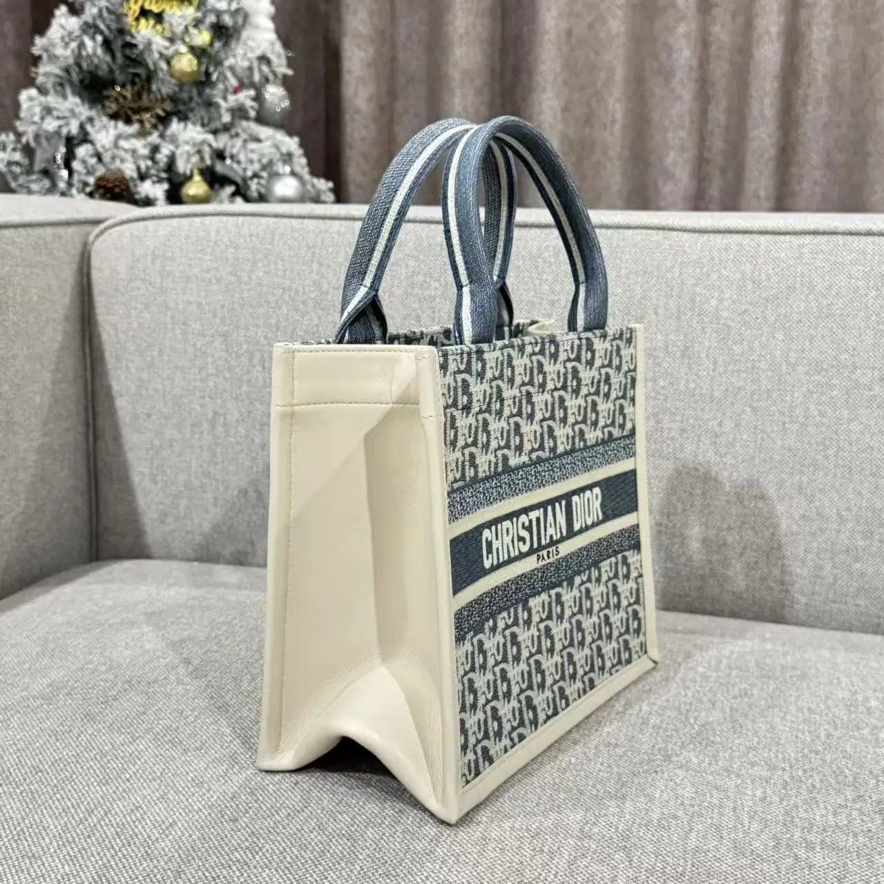 디올 츠바사 자수 송아지가죽 스몰 북 토트 가방 상세 이미지 4