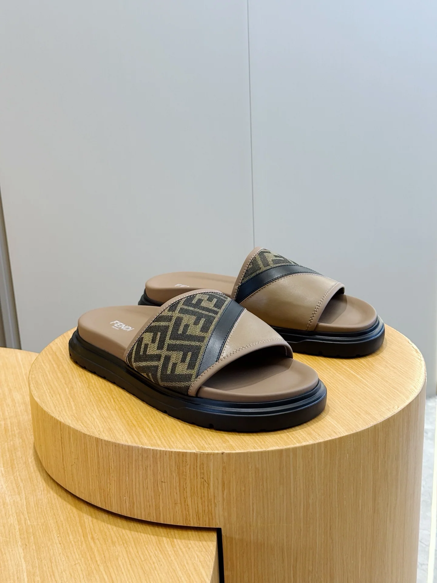 펜디 블록 컬러 러버 샌들 상세 이미지 3