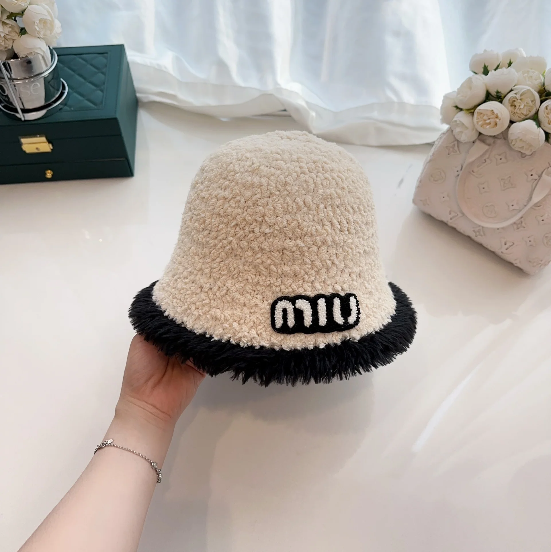 미우미우 모자 81139 Miu Miu Cap 상세 이미지 4