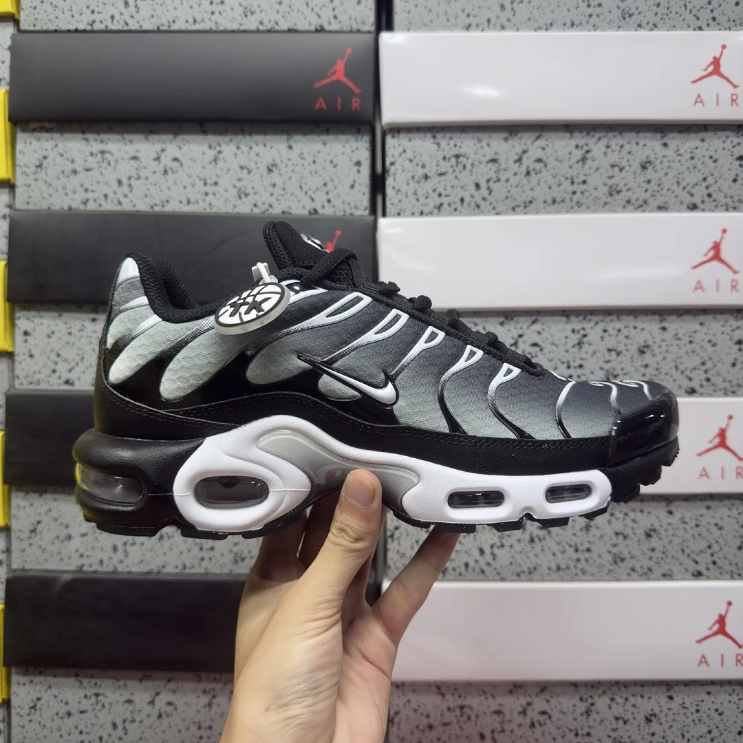 나이키 [TK] 에어 맥스 플러스 DM0032-003 201970 Nike Air Max Plus Black Silver White 상세 이미지 3
