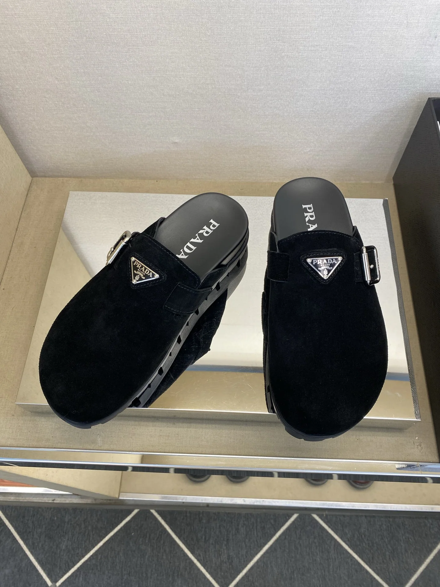 프라다 가죽 남성 뮬 상세 이미지 2