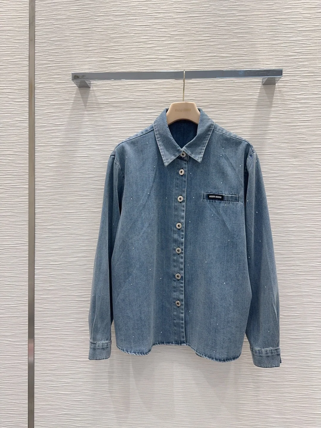 미우미우 라인스톤 하이컷 데님 셔츠 여성용 2026 SS 상세 이미지 1