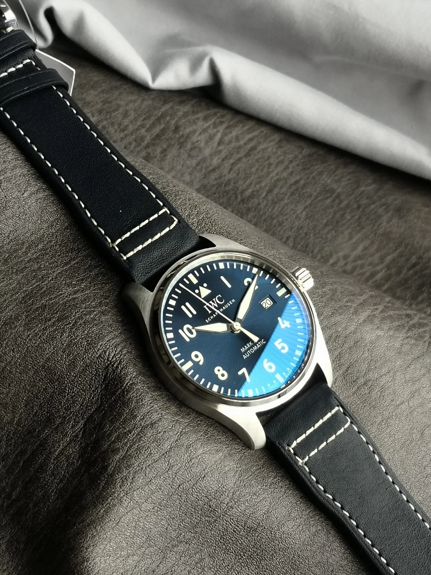 IWC 마크 XX 파일럿 시계 블랙 다이얼 사파이어 글라스 상세 이미지 4