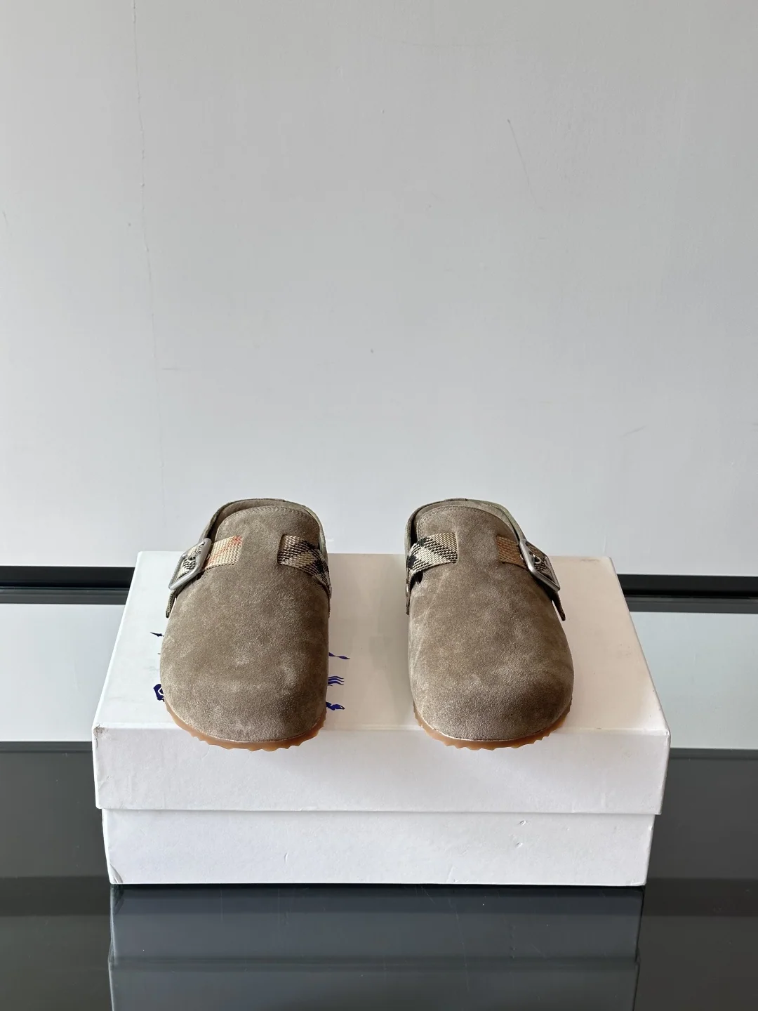 버버리 가죽 체인 장식 슬리퍼 상세 이미지 2