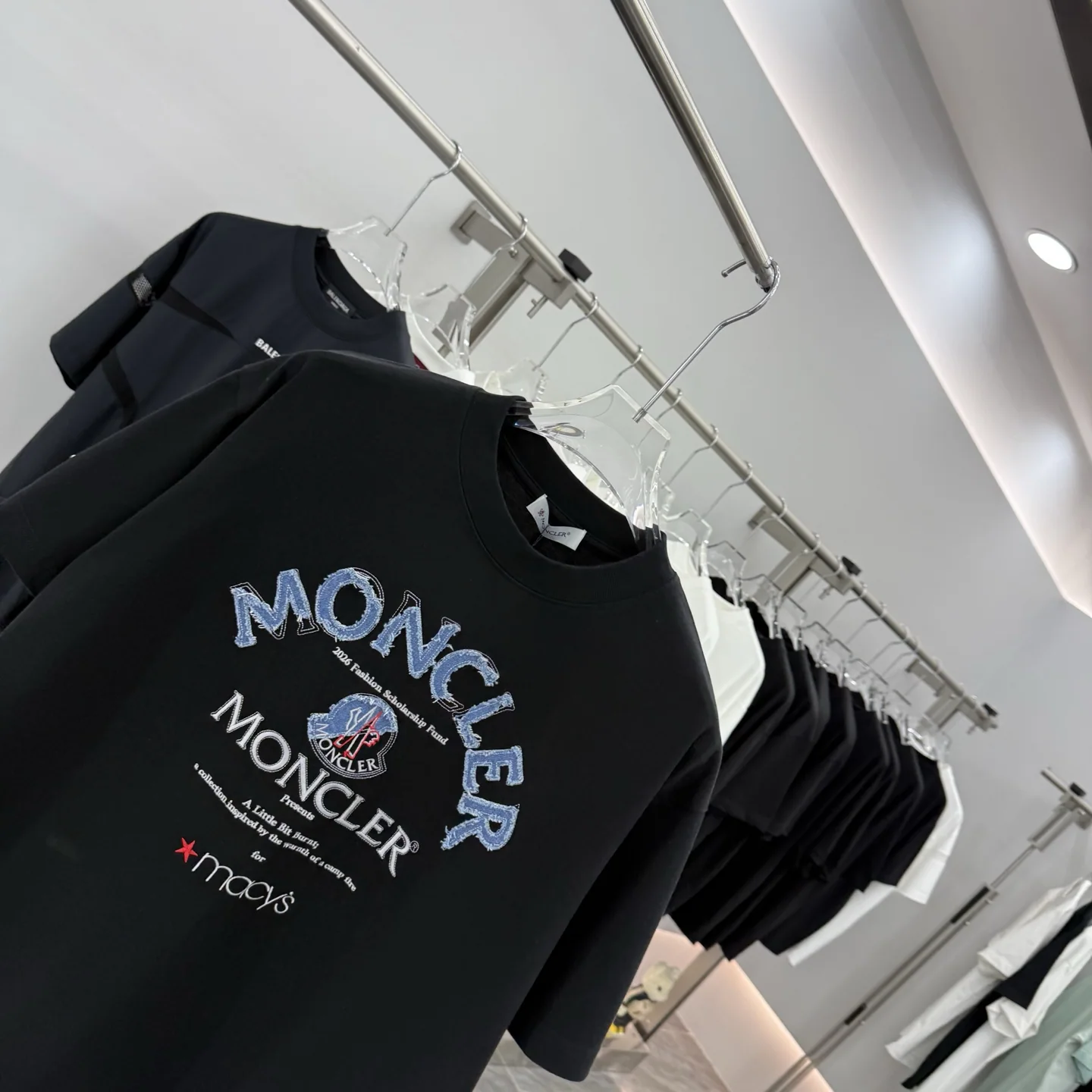 몽클레어 데님 자수 반팔 티셔츠 상세 이미지 3