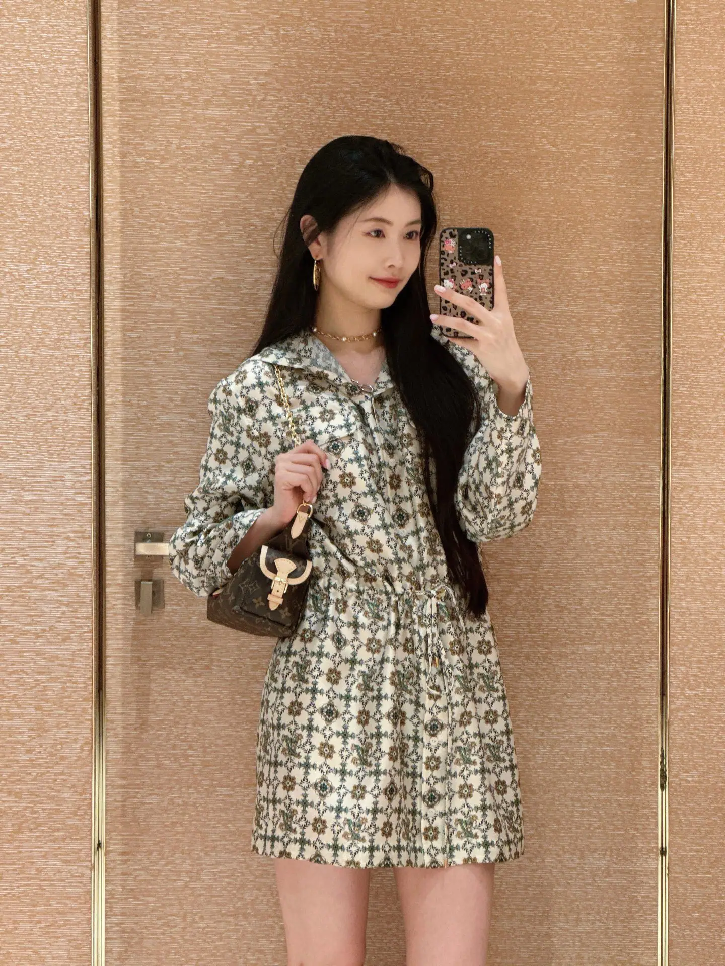 루이비통 모노그램 플라워 셔츠 원피스 2026 SS 상세 이미지 3