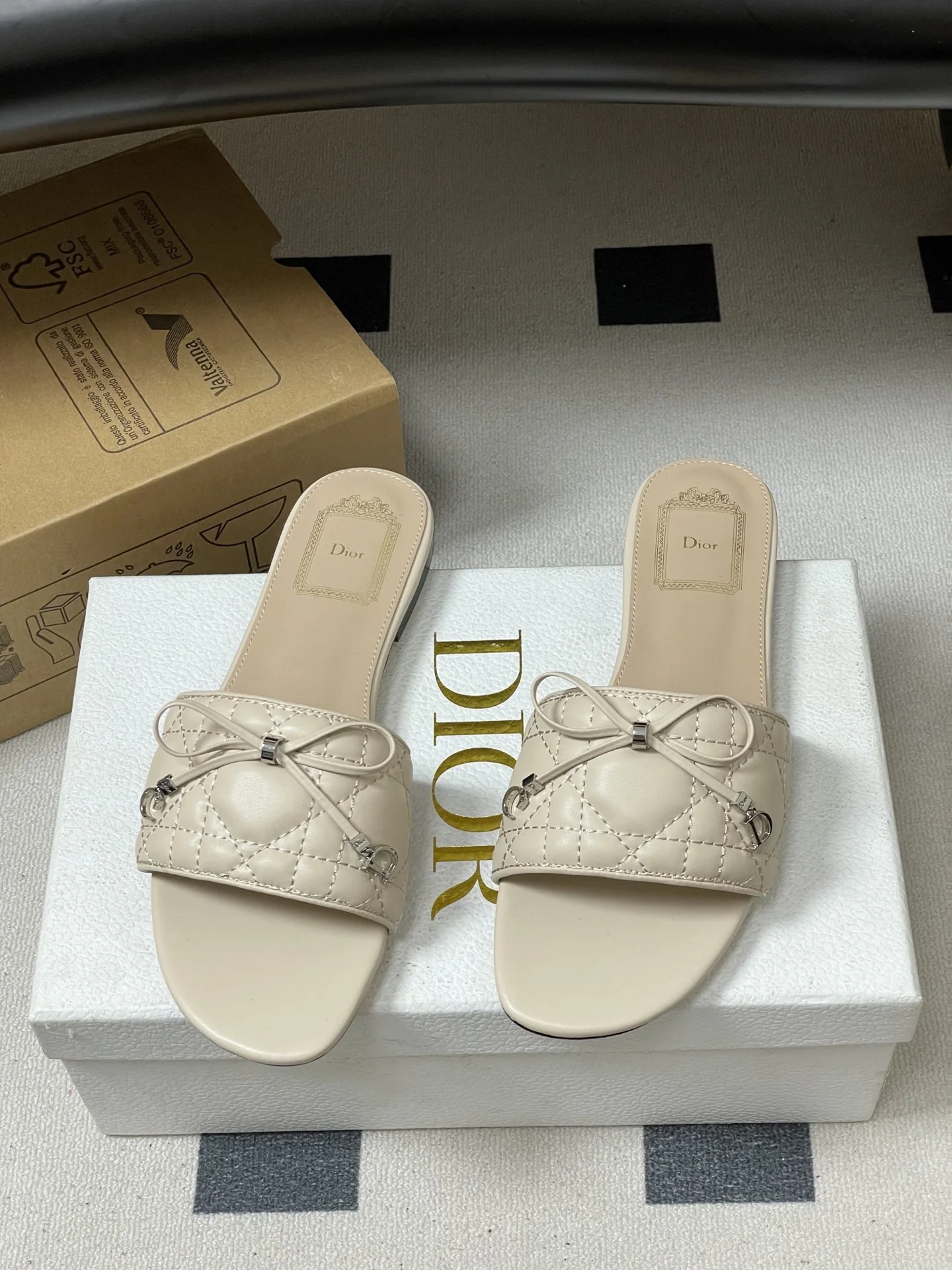 디올 D-카나쥬 힐 샌들 상세 이미지 5