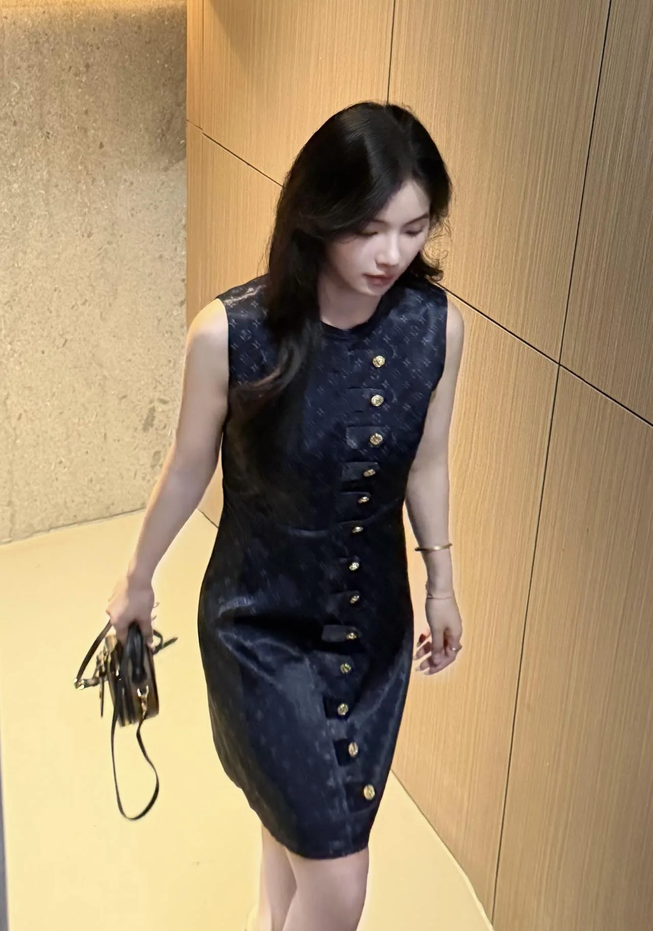 루이비통 골드 로고 프린트 민소매 원피스 상세 이미지 3