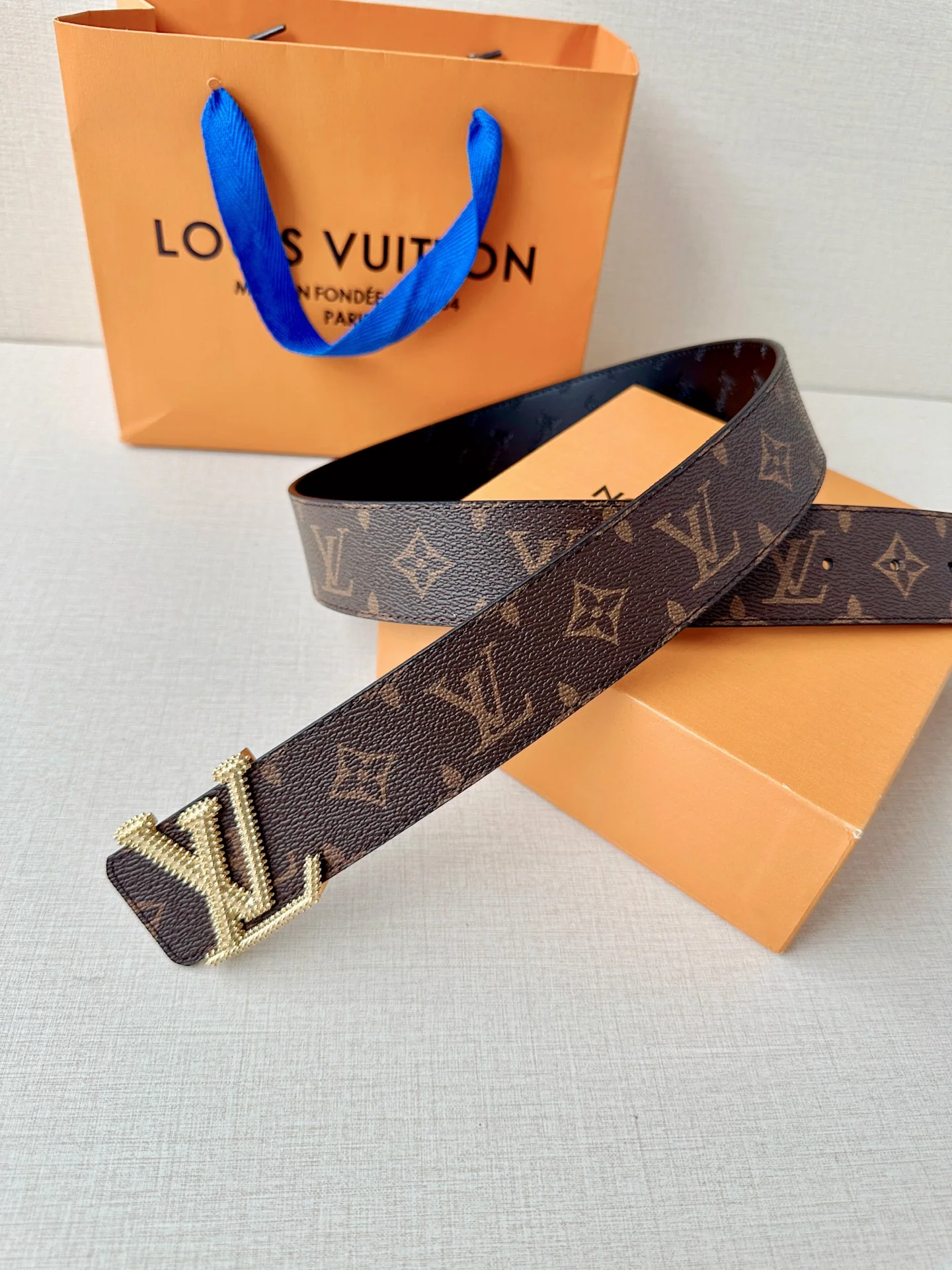 루이비통 LV 이니셜 스터드 리버서블 가죽 벨트 상세 이미지 4