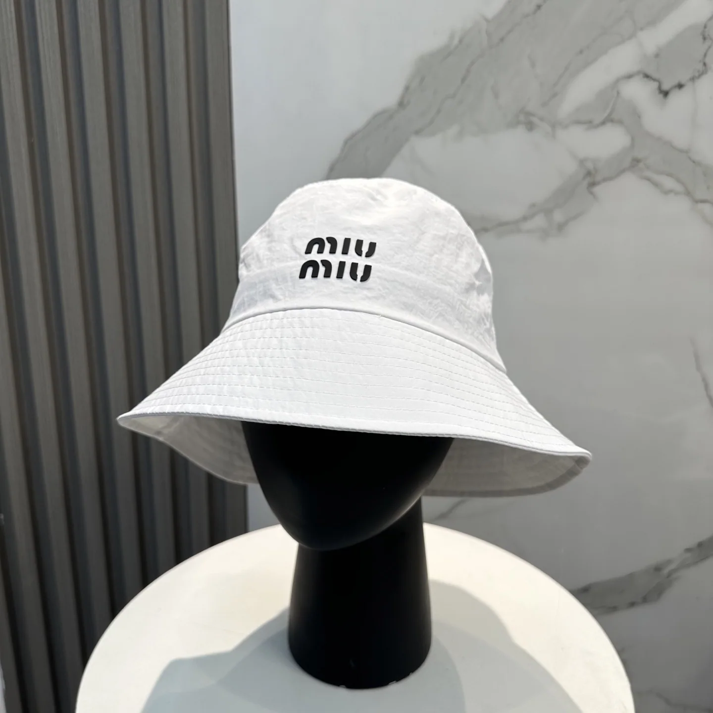 미우미우 경량 버킷햇 모자 119160