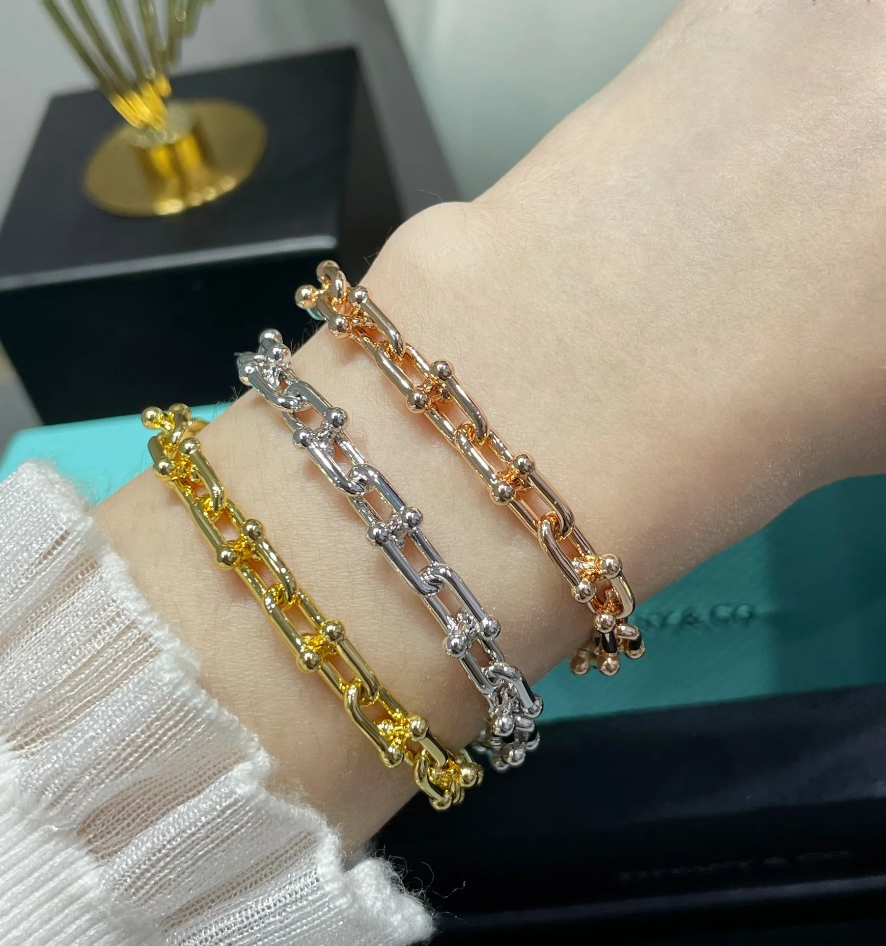 티파니 U자형 골드 체인 팔찌 70654