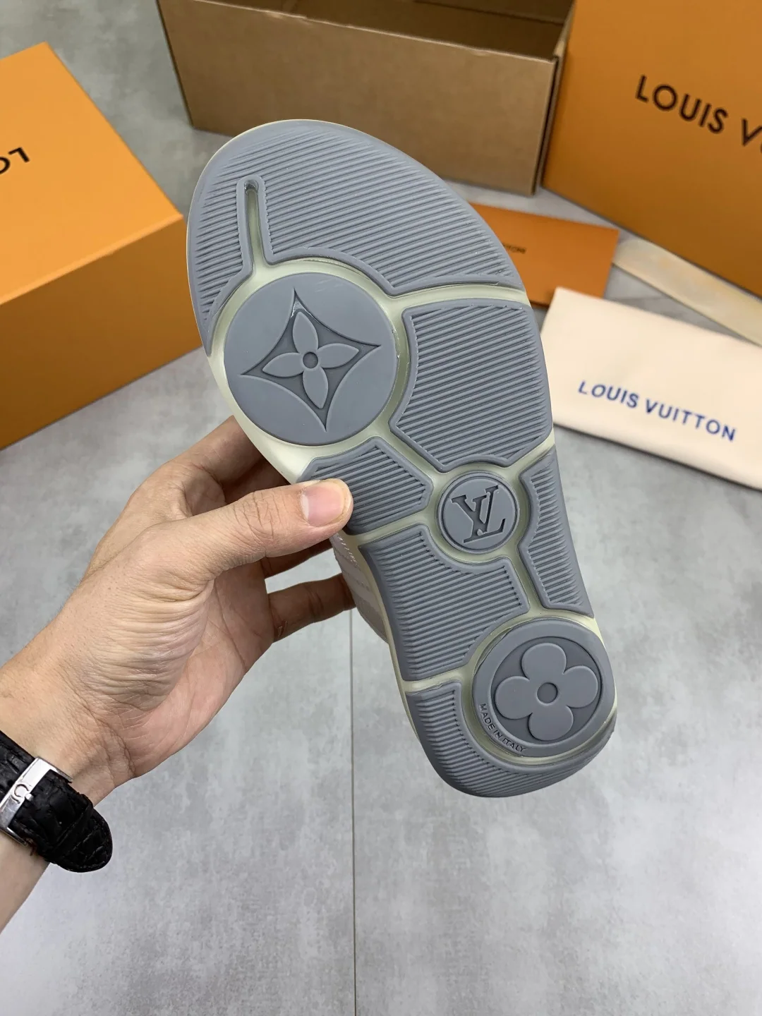 루이비통 LV 런 2.0 메시 소가죽 스니커즈 상세 이미지 9