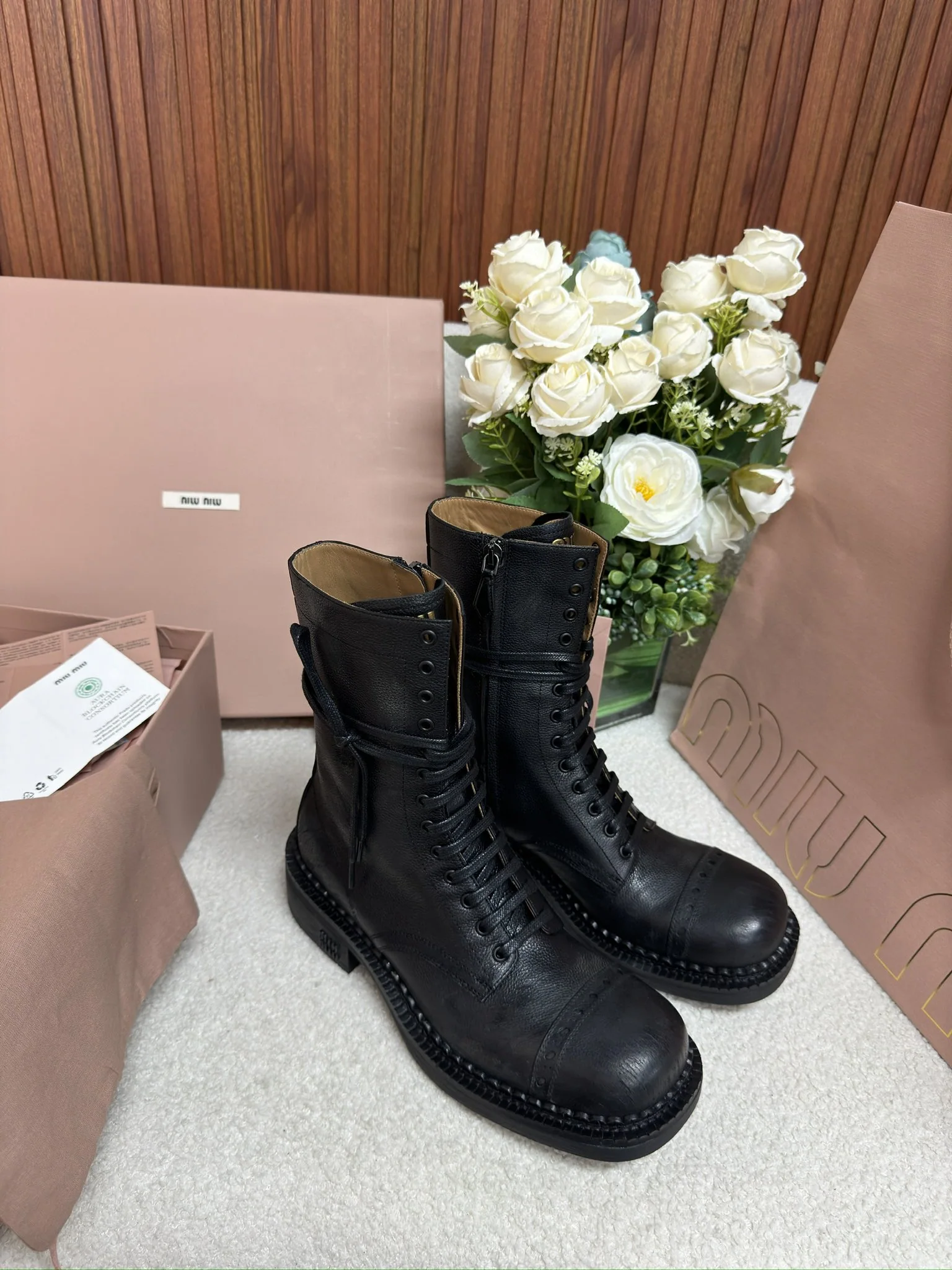 미우미우 레이스업 소가죽 앵클 부츠 상세 이미지 1