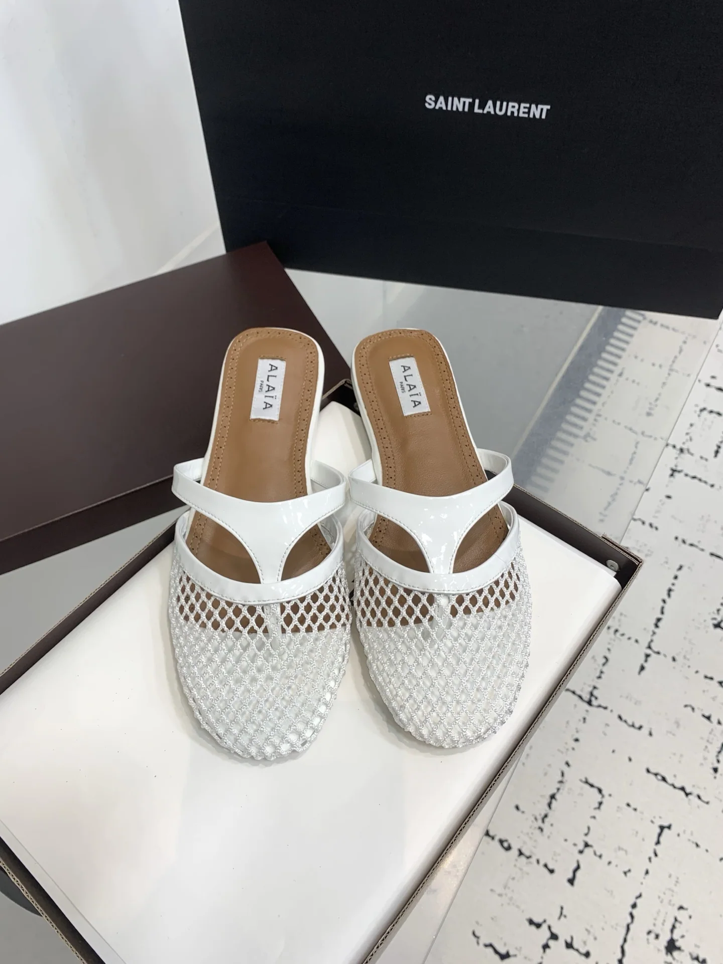 알라이아 피시넷 오픈워크 플랫 샌들 120663