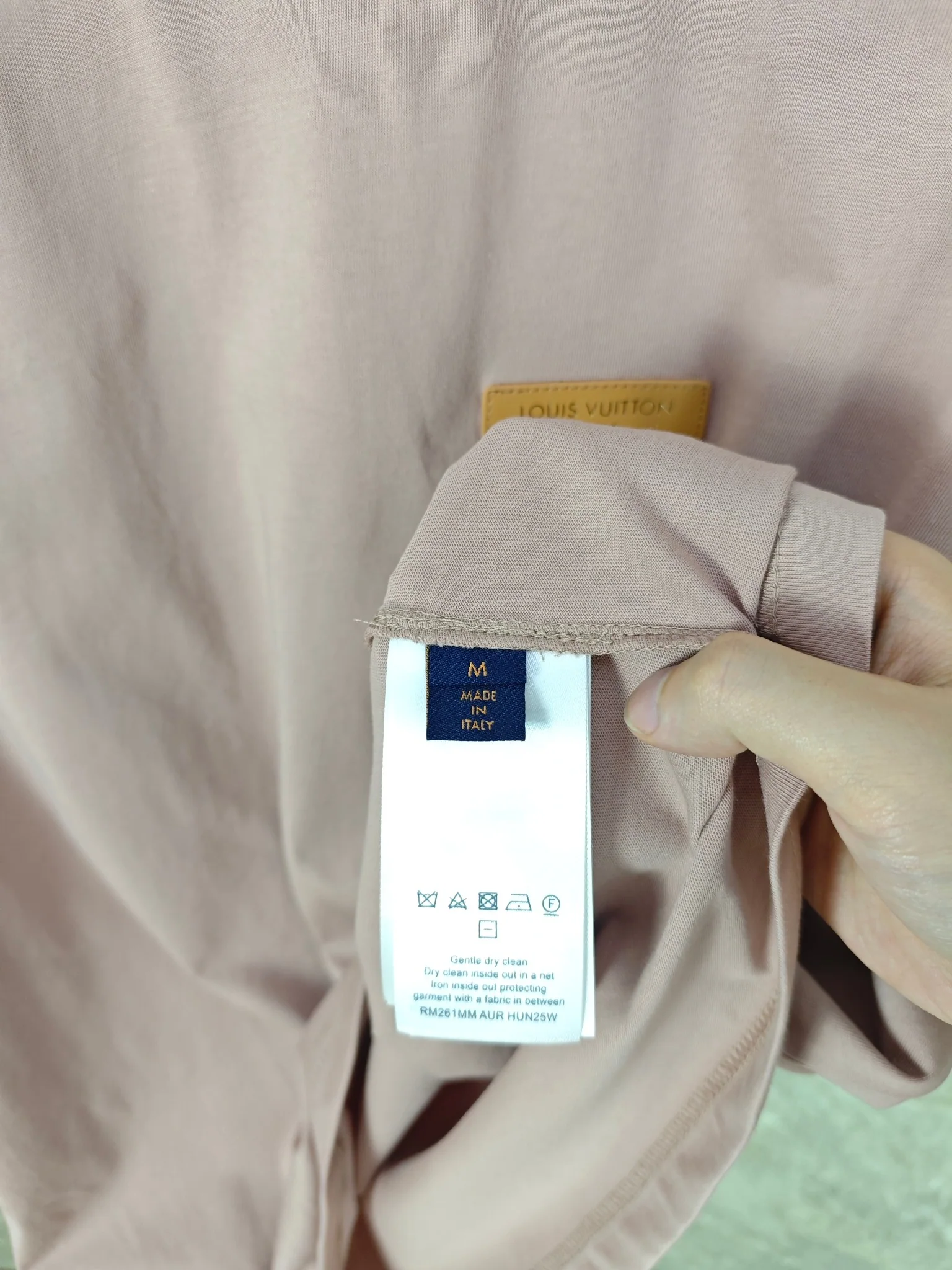루이비통 가죽 로고 크루넥 남성 반팔 티셔츠 상세 이미지 6