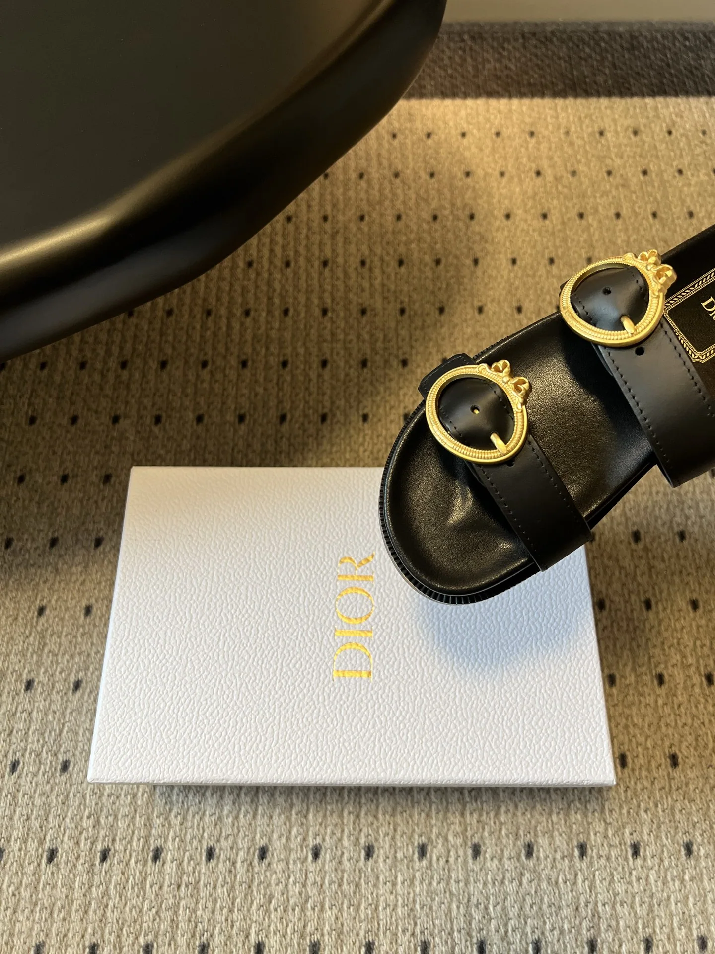 디올 더블 스트랩 메탈 버클 플랫 샌들 상세 이미지 7