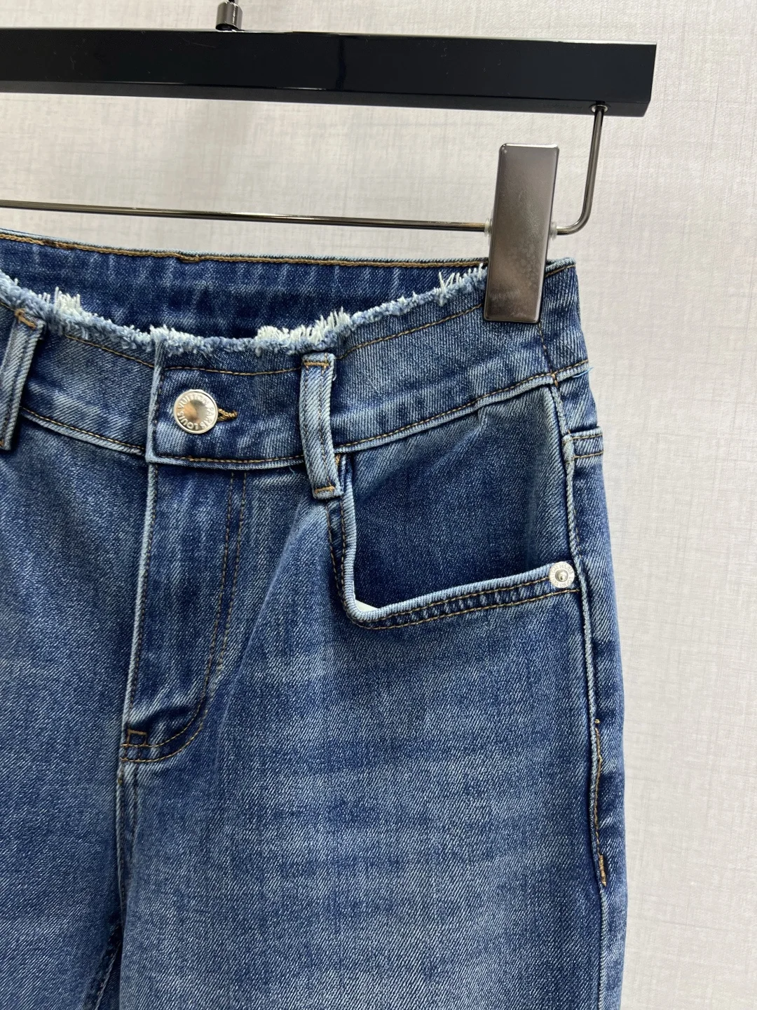 루이비통 자수 로고 플레어 데님 여성 바지 상세 이미지 4