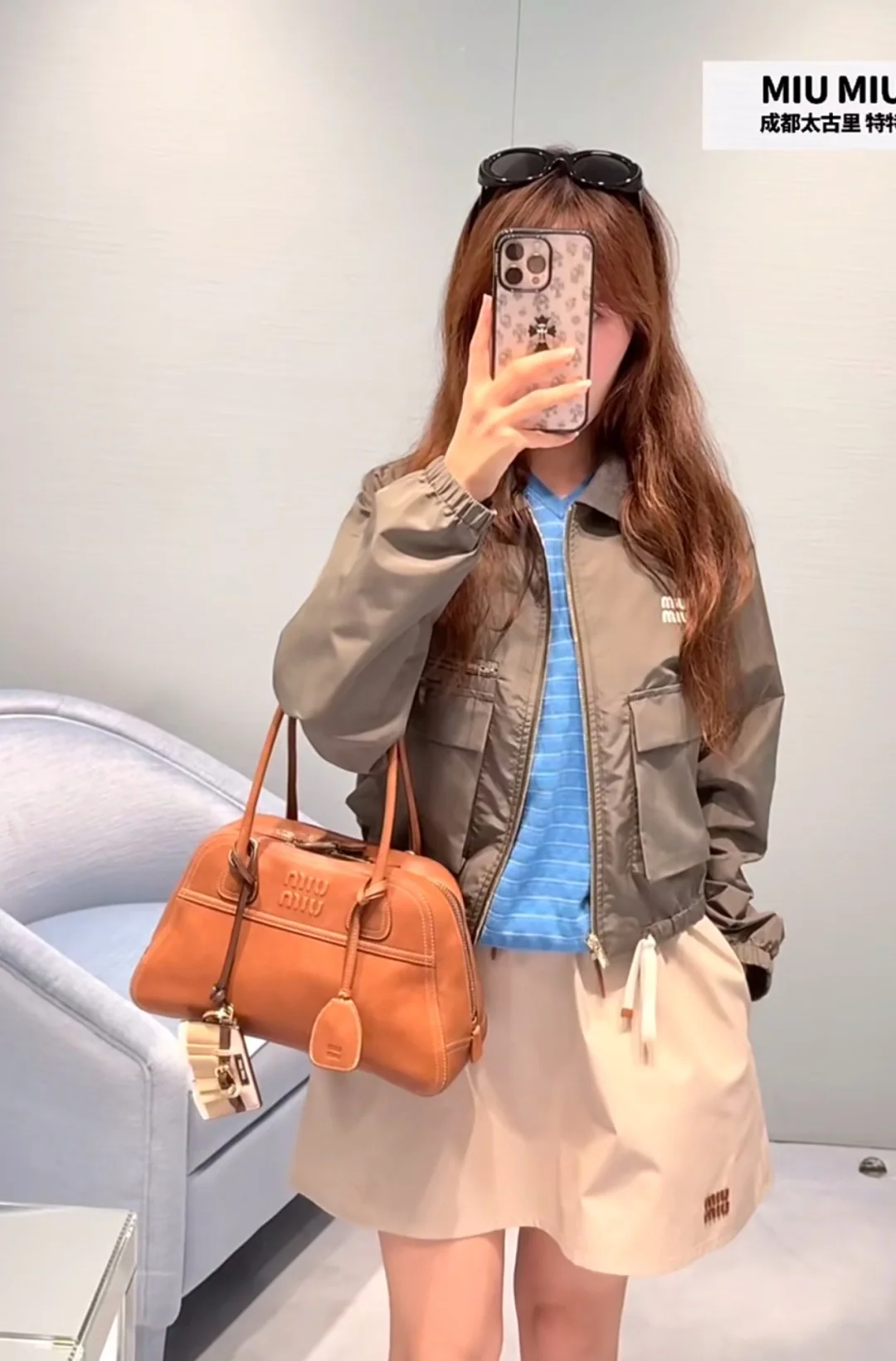 미우미우 블루 화이트 스트라이프 V넥 반팔 티셔츠 상세 이미지 4