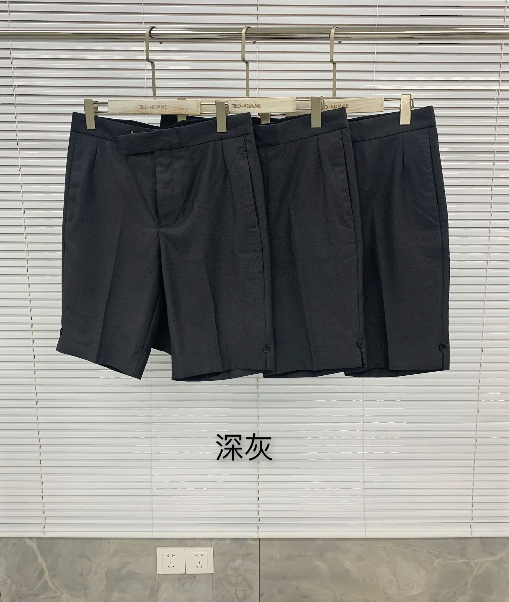 톰브라운 클래식 남성 반바지 126338