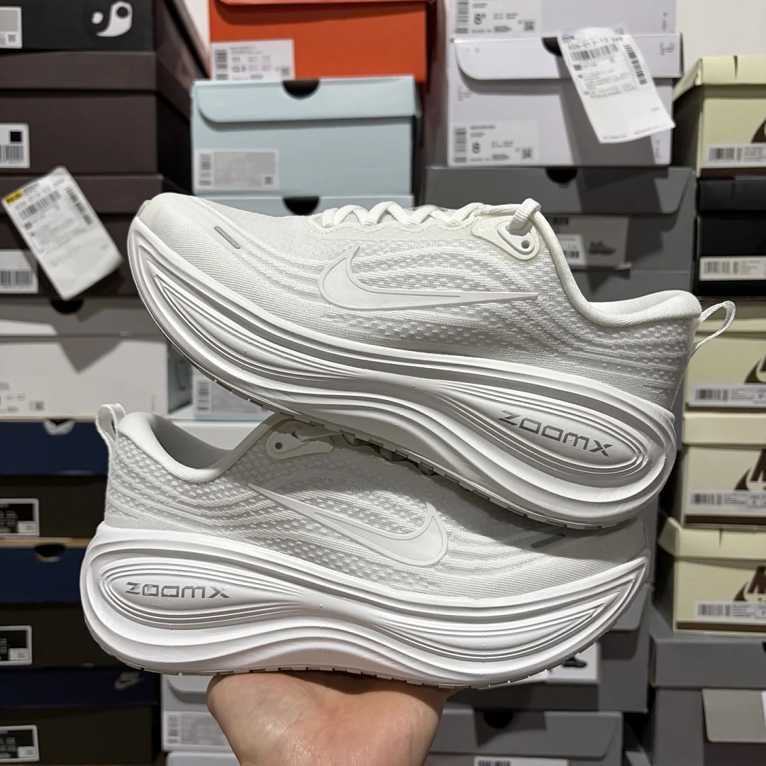 나이키 [GT] 보메로 플러스 HV8154-102 201497 Nike Vomero Plus Triple White 상세 이미지 3
