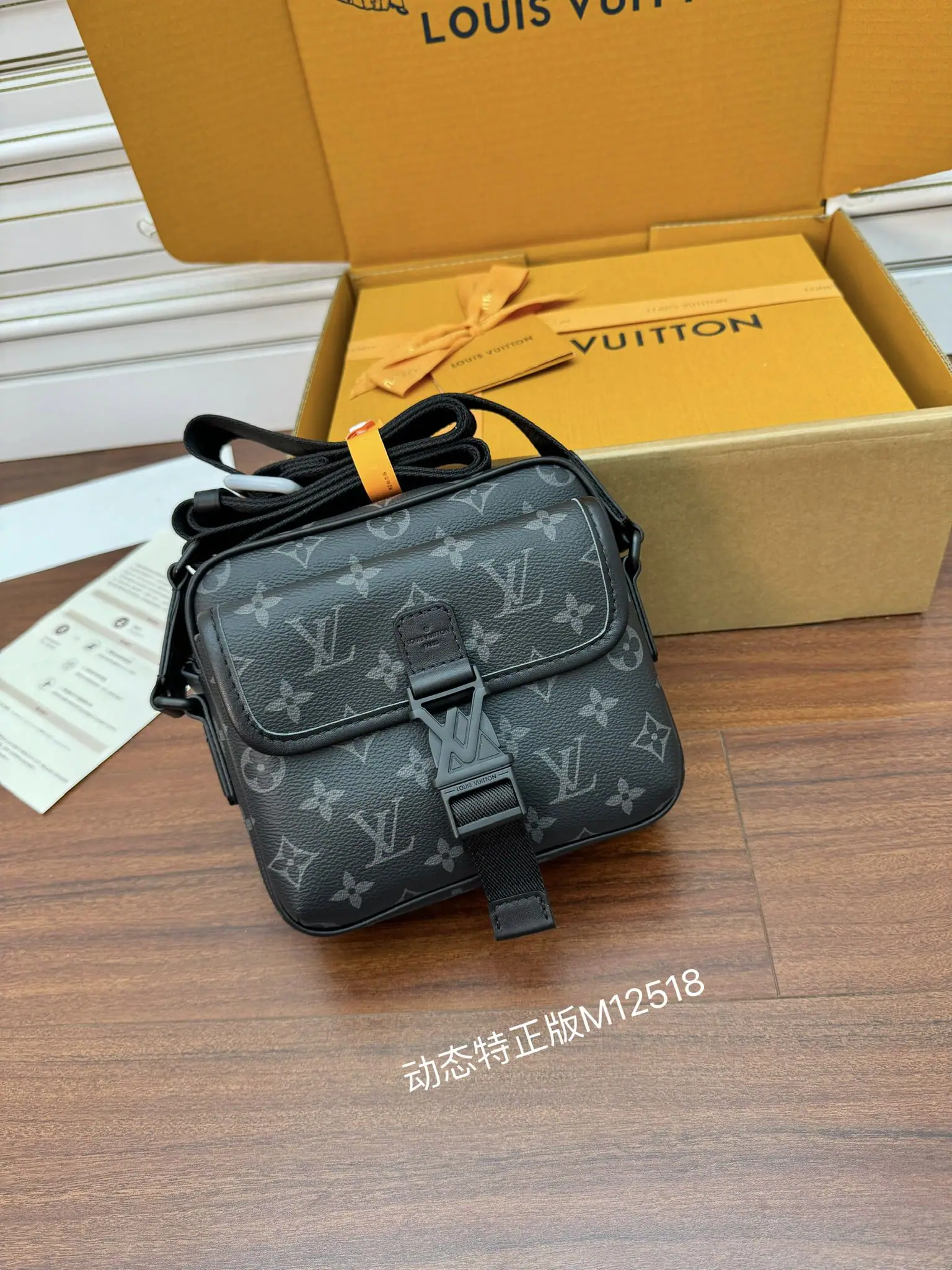 루이비통 M12518 가죽 가방 상세 이미지 2