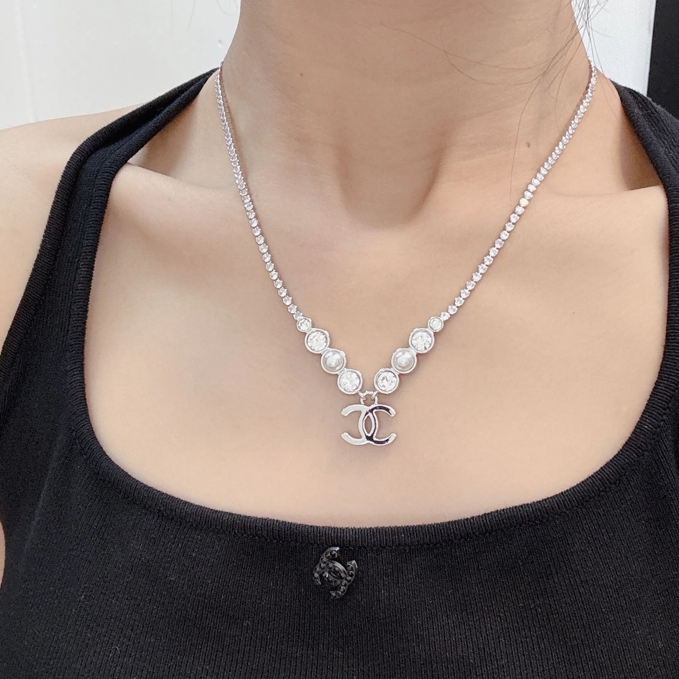 샤넬 더블 C 하트 수련 엠보싱 목걸이 153776