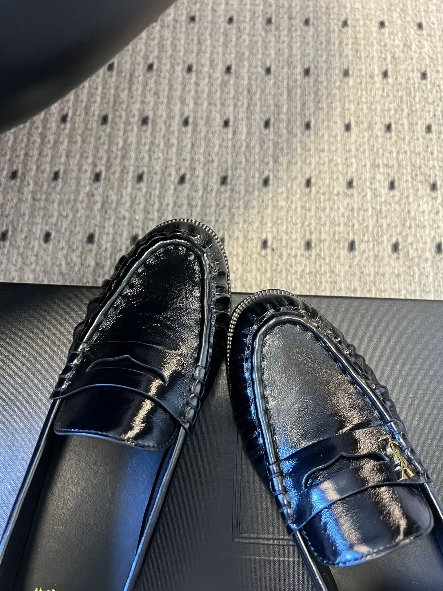 생로랑 YSL 메탈 로고 주름 로퍼 9378 상세 이미지 6