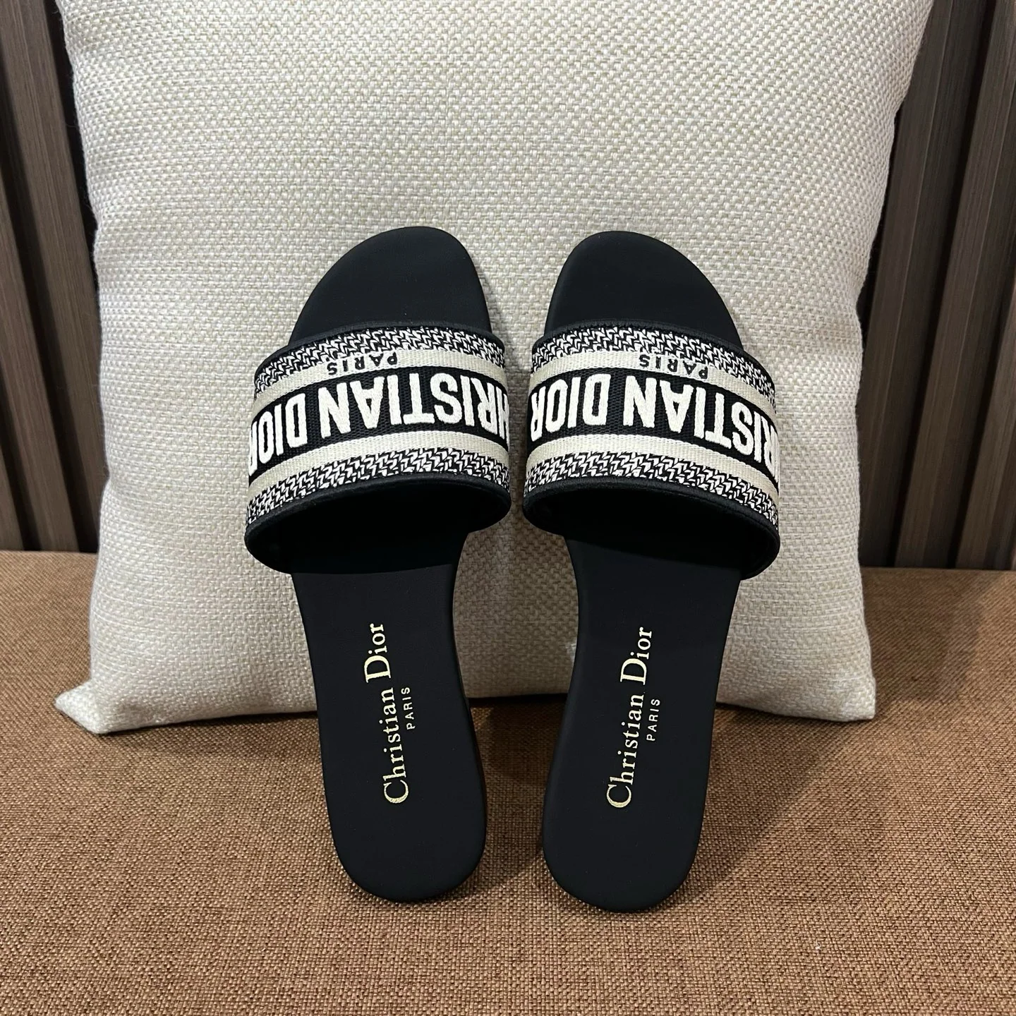디올 자수 캔버스 샌들 상세 이미지 2