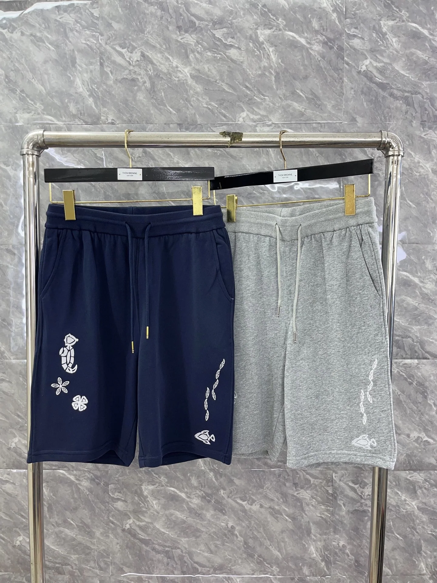 톰브라운 25 ss 오션 시리즈 자수 반바지 40400 Thom Browne Shorts 상세 이미지 1