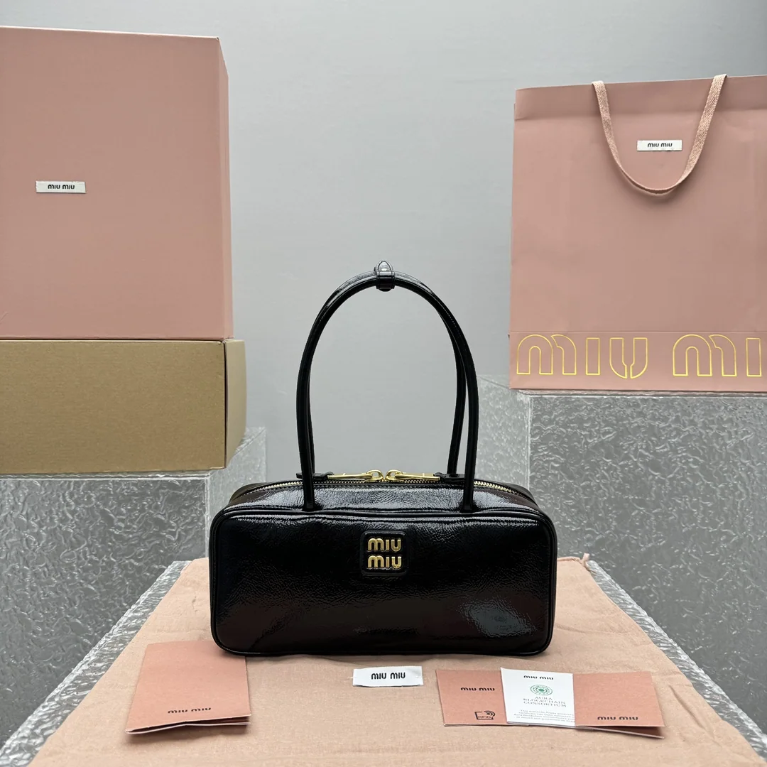 미우미우 에나멜 가죽 볼링백 68262