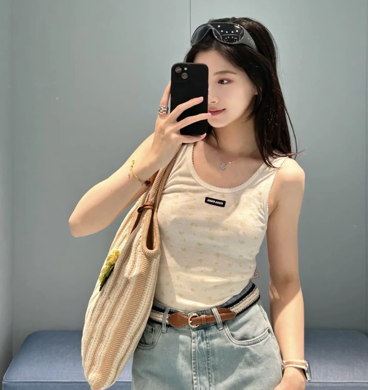 미우미우 플라워 레이스 트리밍 나시 탑 2026 SS 상세 이미지 1