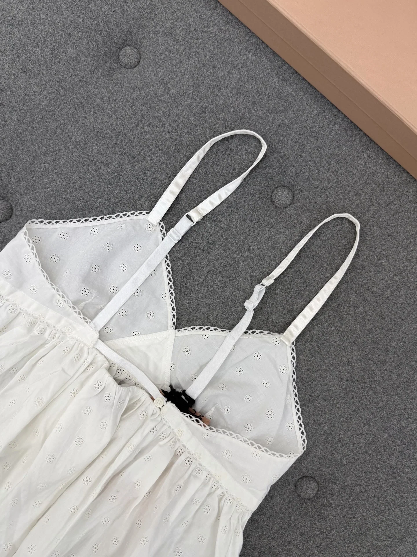 미우미우 펀칭 자수 캐미솔 톱 상세 이미지 5