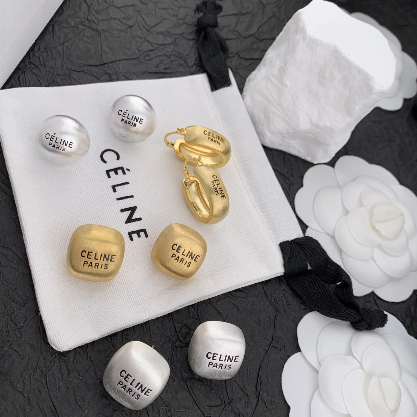 셀린느 로고 브러시드 귀걸이 69275