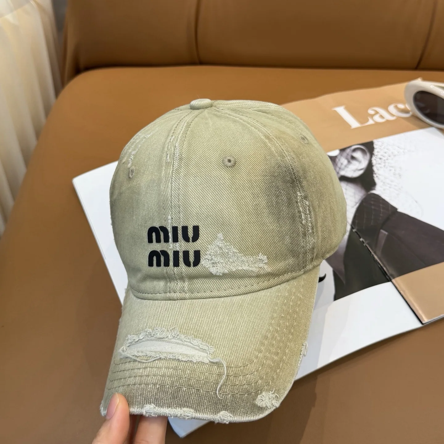 미우미우 찢어진 디자인 베이스볼캡 상세 이미지 2