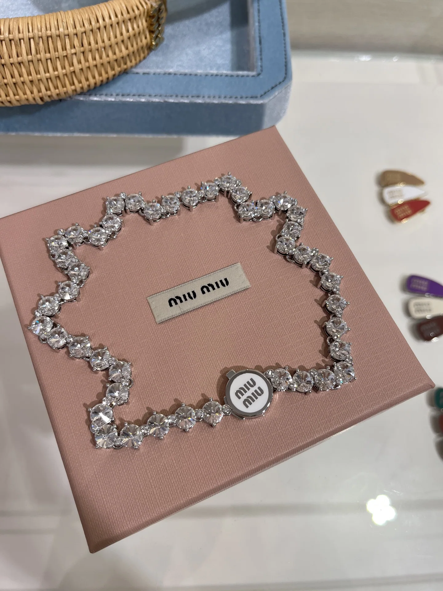 미우미우 화이트 에나멜 크리스탈 목걸이 상세 이미지 2