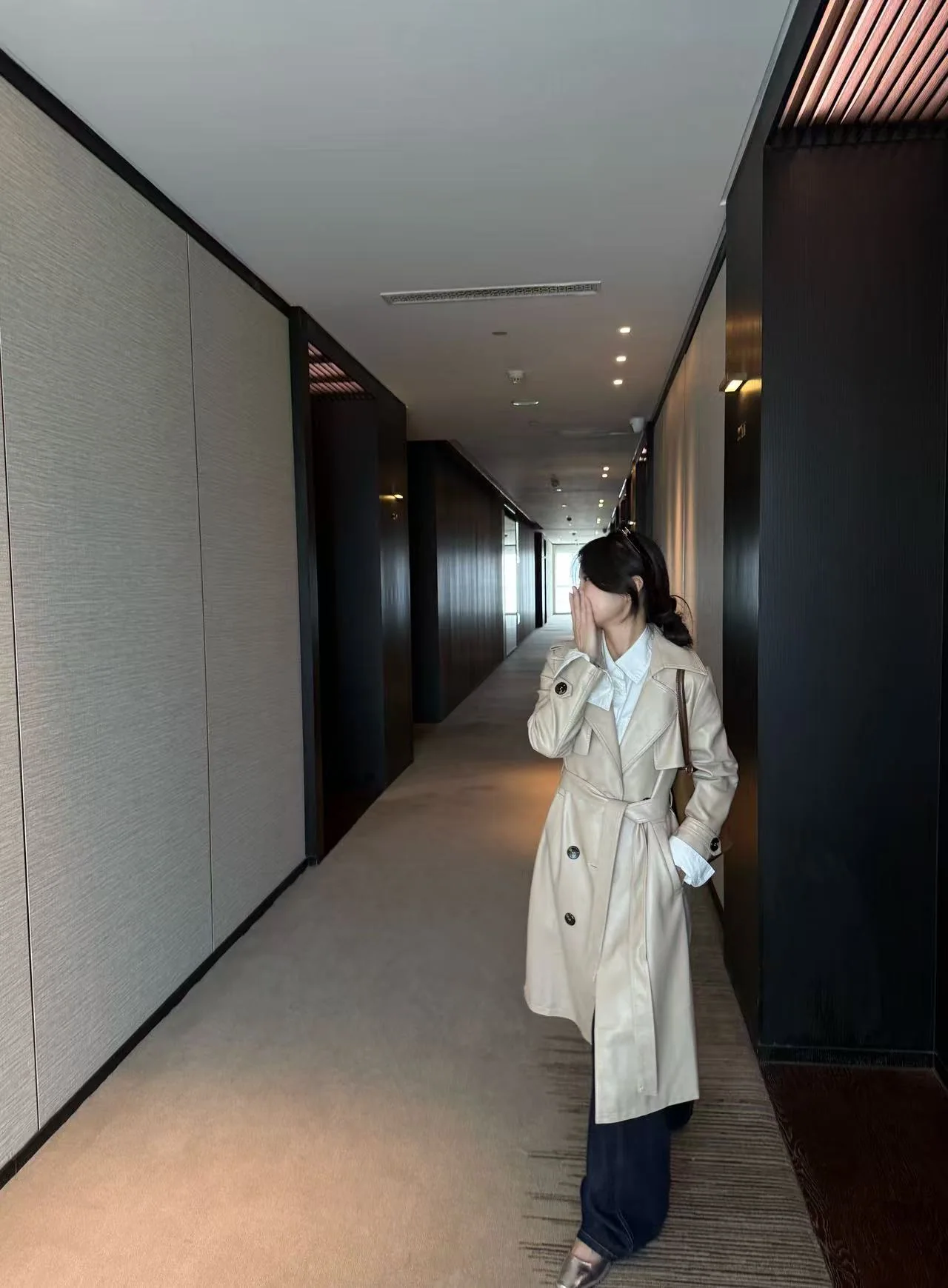 버버리 켄징턴 가죽 트렌치코트 여성 자켓 상세 이미지 4